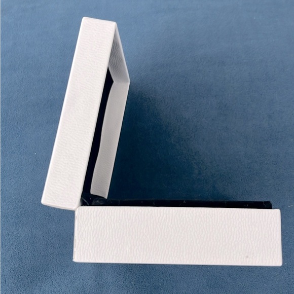 Authentic Pandora Box with Pouch (standard for bracelet or necklace) - Picture 5 of 7